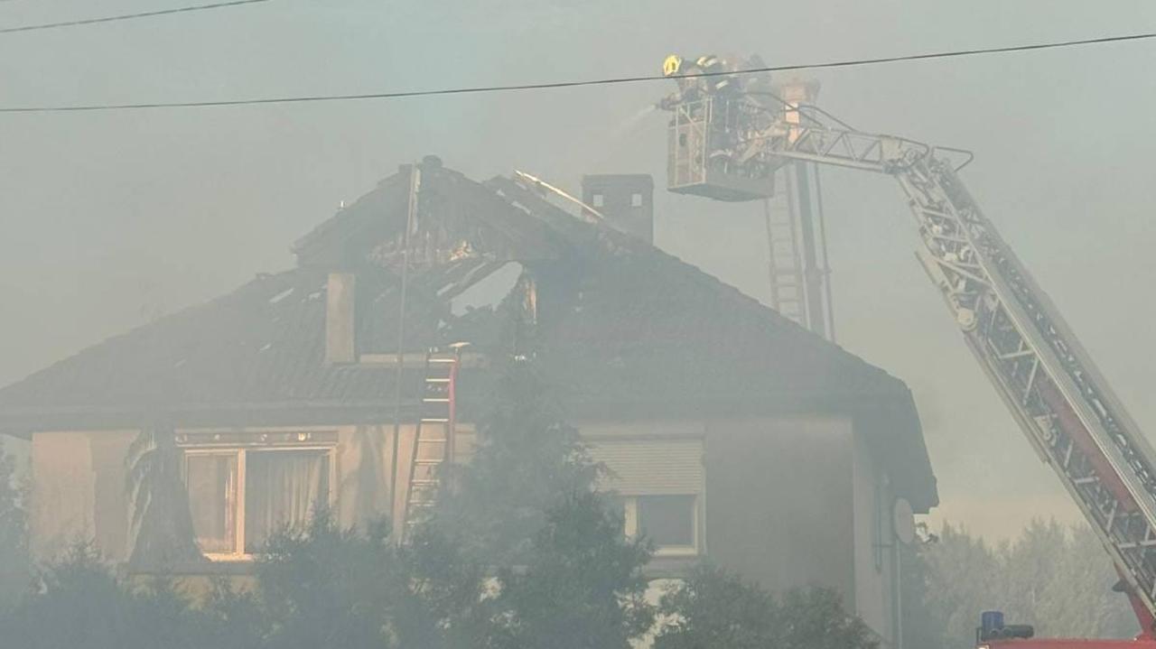Zaczęło się od przyczepy. Ogień przeniósł się na dom