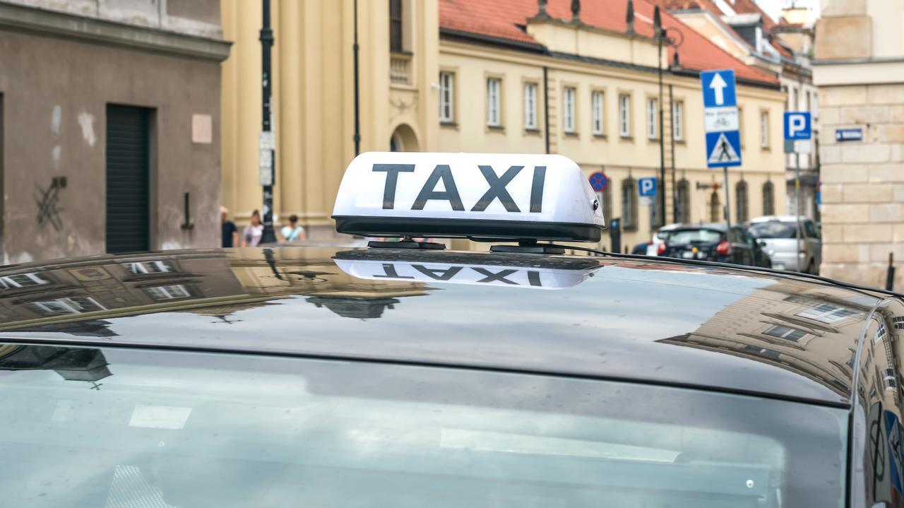 Taksówkarz miał być kurierem oszustów. Zamiast tego pokrzyżował im plany
