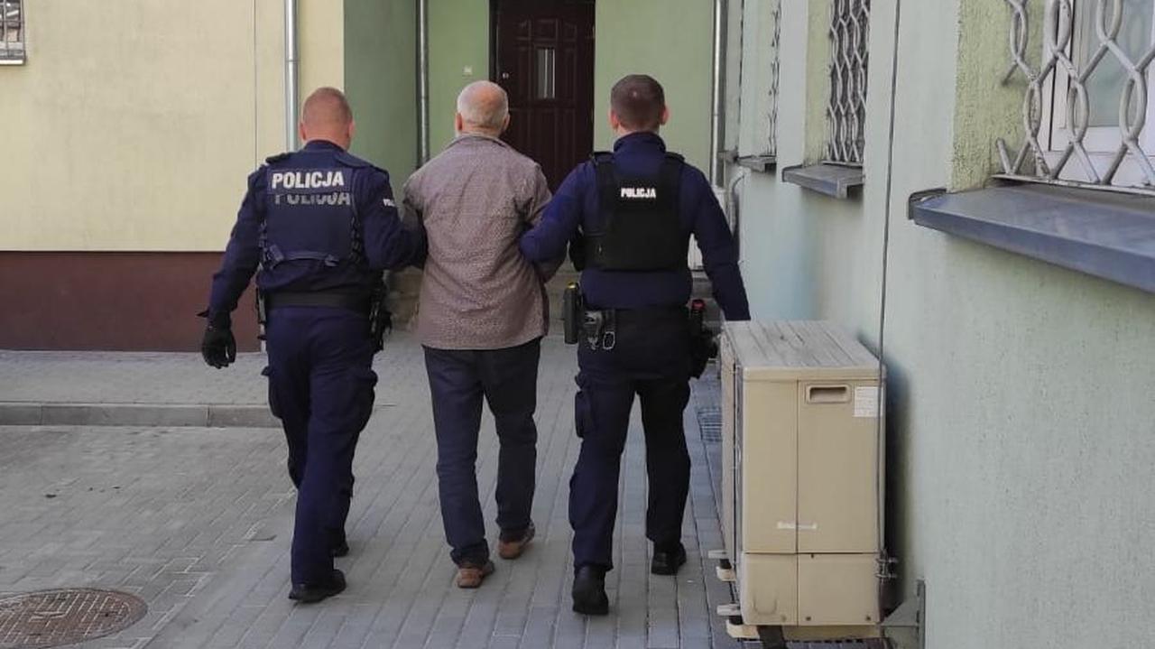 Przyszedł do urzędu i wyciągnął z worka sierp. Grozi mu do trzech lat więzienia