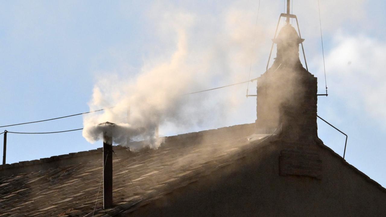 Na ten moment czekali wierni. Zobaczyli biały dym
