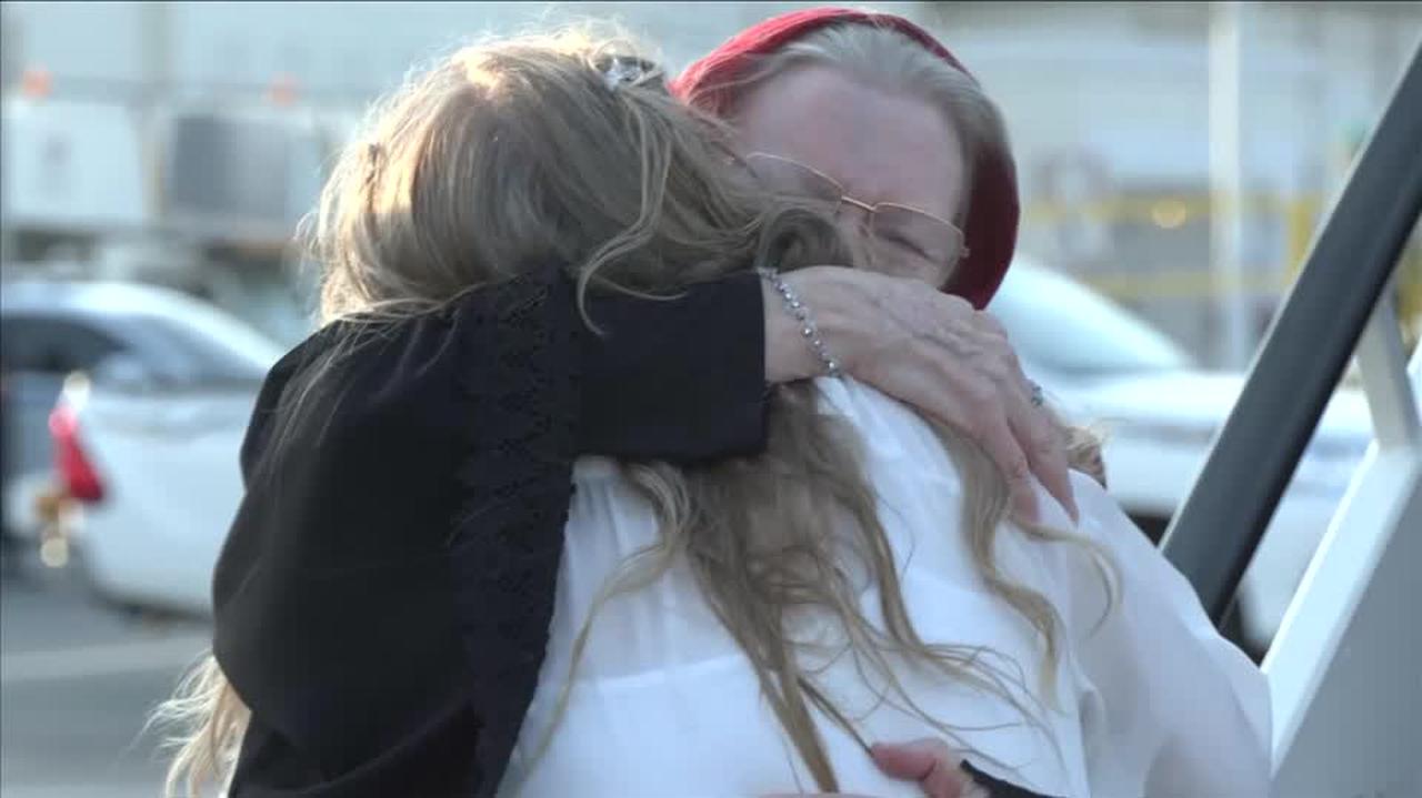 80-latek i 76-latka odzyskali wolność. Wzruszające powitanie na lotnisku