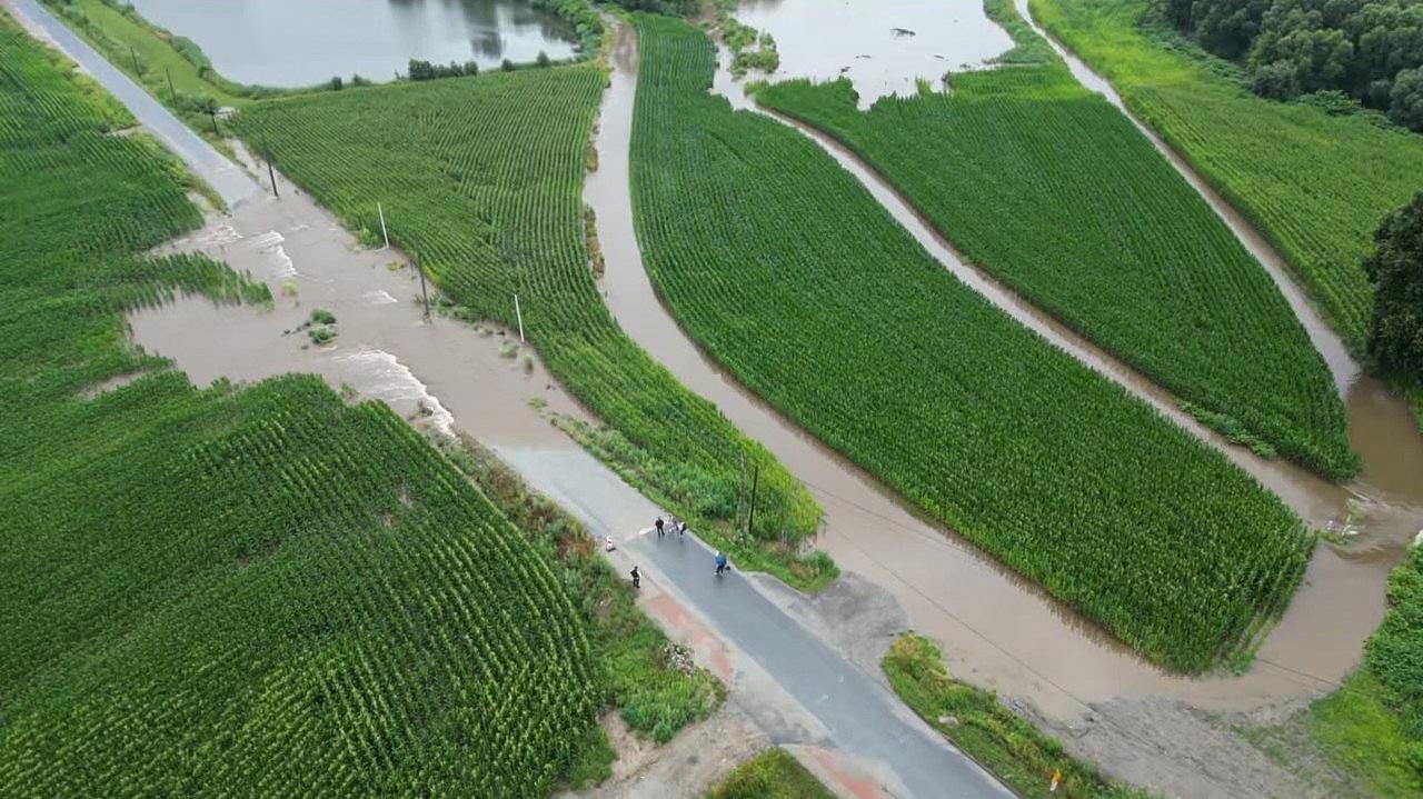 Zalane drogi, przerwany wał. Coraz więcej akcji straży