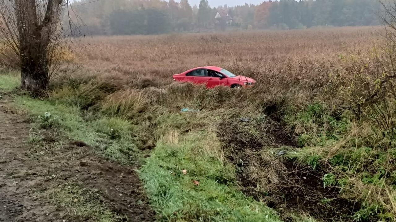 Straciła panowanie nad autem. Dachowała z dwójką dzieci