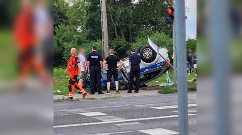 Toruń. Dachowanie policyjnego radiowozu