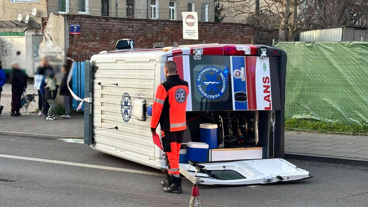 Karetka jechała na sygnale, doszło do zderzenia