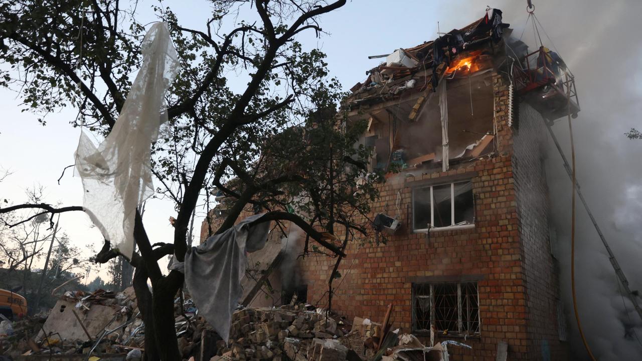 Zmasowany atak na Kijów. "Ludzie wciąż mogą być pod gruzami"