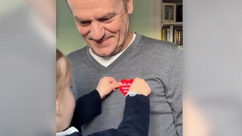 Donald Tusk z serduszkiem WOŚP