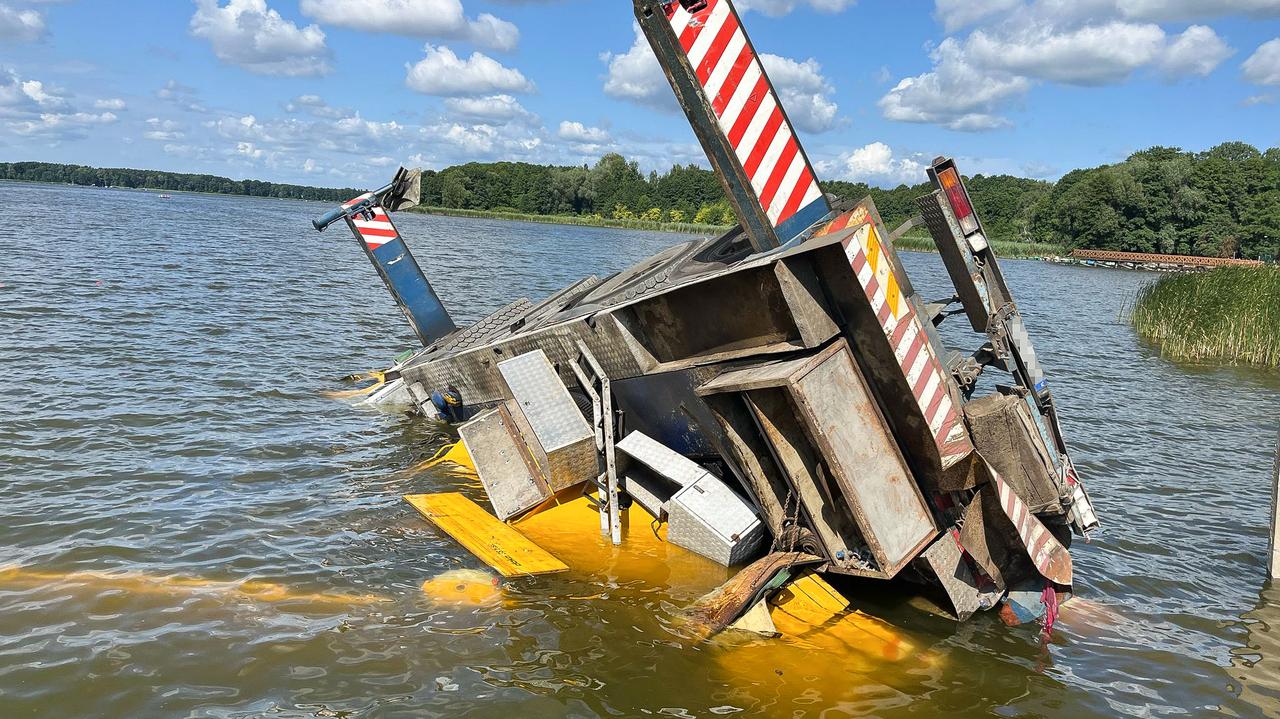48-tonowy dźwig wpadł do jeziora. Jedna osoba ranna