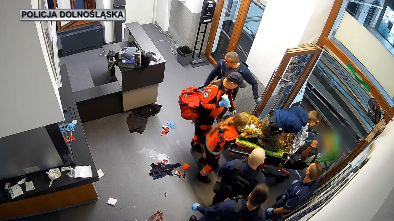 Był osłabiony, jego noga mocno krwawiła. Akcja ratunkowa w komisariacie
