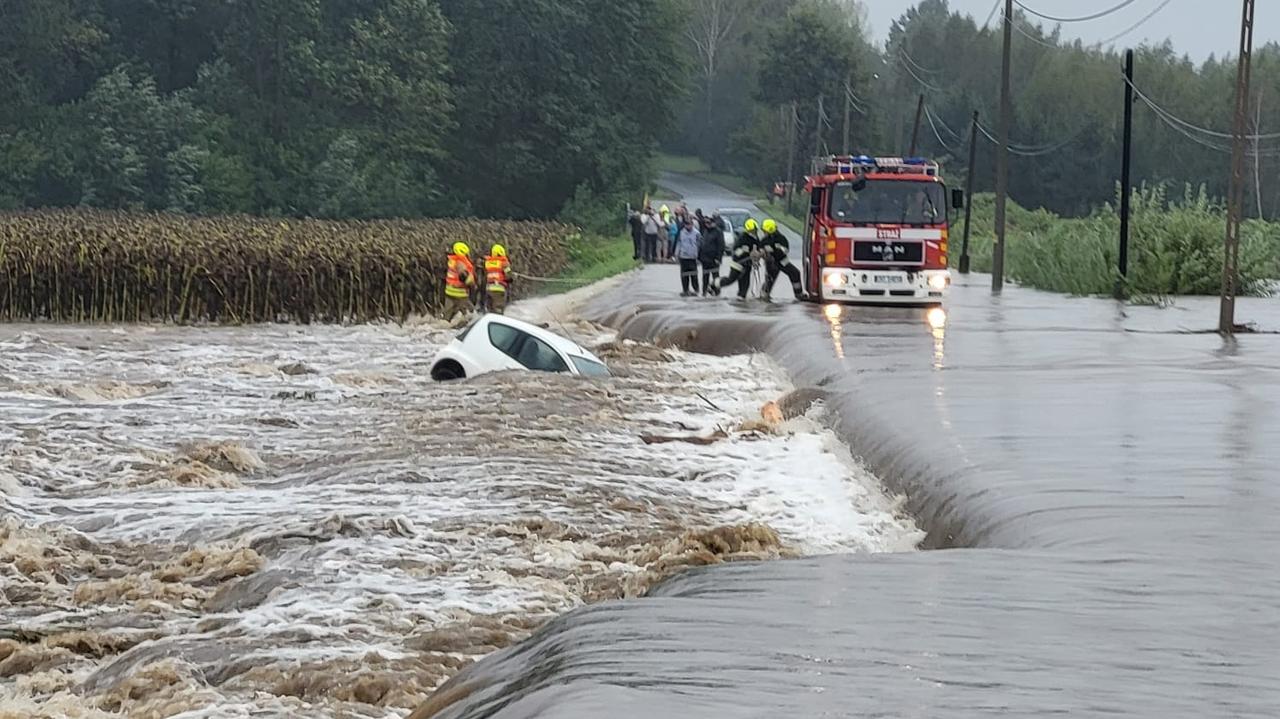 Kałków, Woiwodschaft Oppeln. Die Frau wurde in ihrem Auto eingeklemmt, als der Fluss zu überschwemmen begann. Dramatische Rettungsaktion