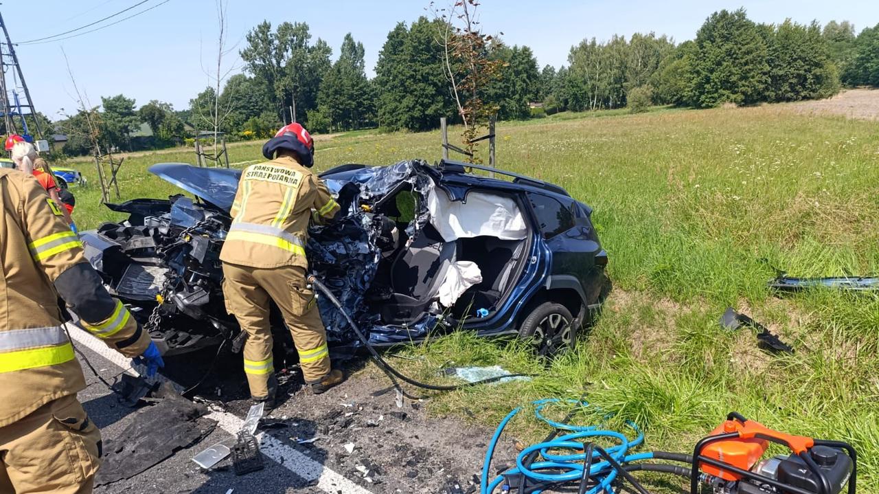 Czołowe zderzenie wywrotki z samochodem osobowym. 65-latek nie żyje