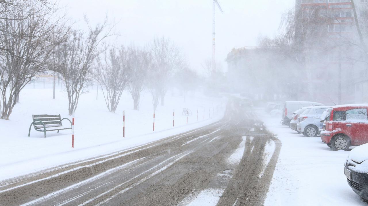 Pogoda na dziś - niedziela, 4.01. Będzie sypał śnieg, powieje też silny wiatr