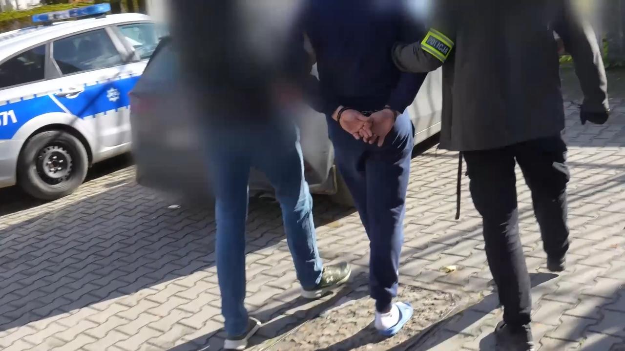 Jest podejrzany o uwięzienie kobiety i jej seksualne wykorzystywanie. Pomagać mu miała żona