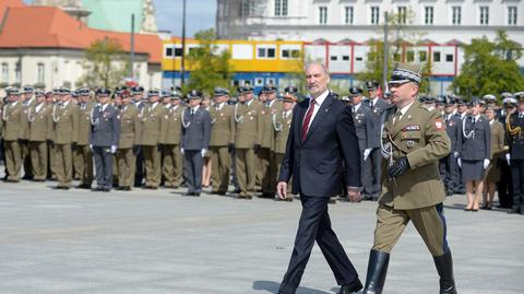 Uroczystości Dnia Flagi RP na warszawskim pl. Piłsudskiego