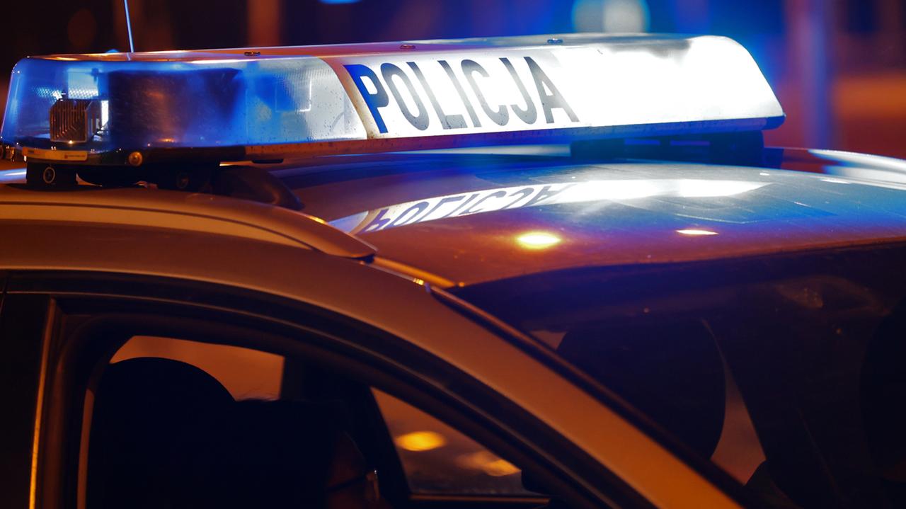 Strzały na leśnej drodze. Są ranni, trwa obława