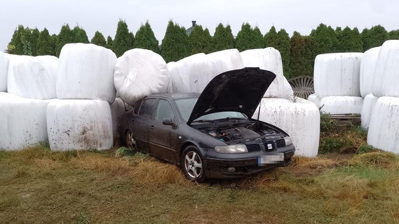 Nie powinien, ale wsiadł za kierownicę. Pijany wjechał w bele kiszonki
