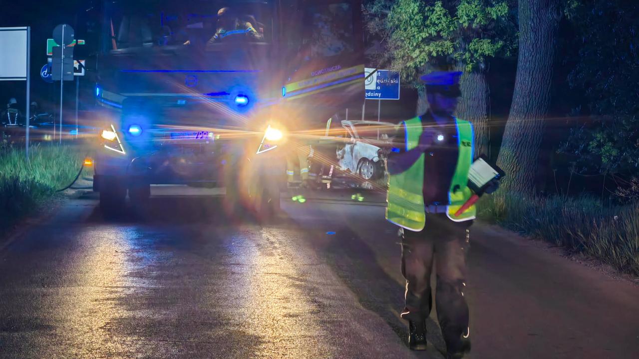 Tragiczny wypadek. Auto spłonęło po uderzeniu w drzewo
