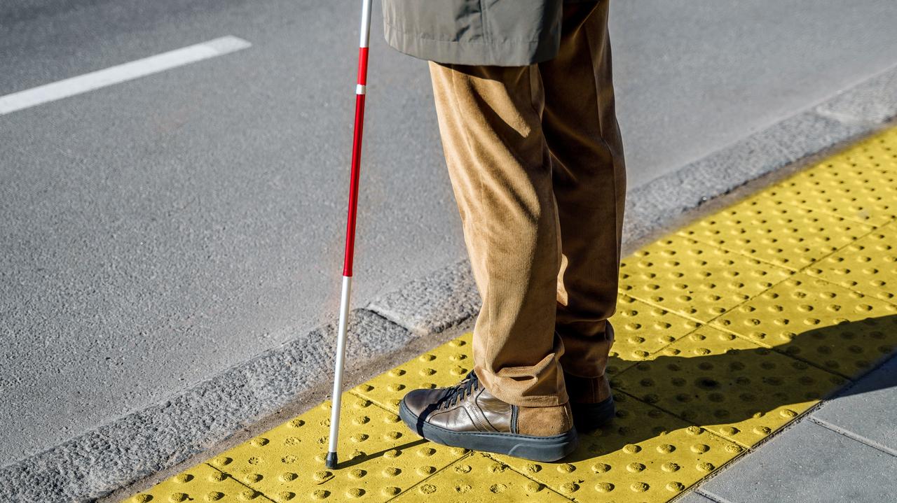 Udawał niewidomego, pobrał milion euro. Tak wpadł
