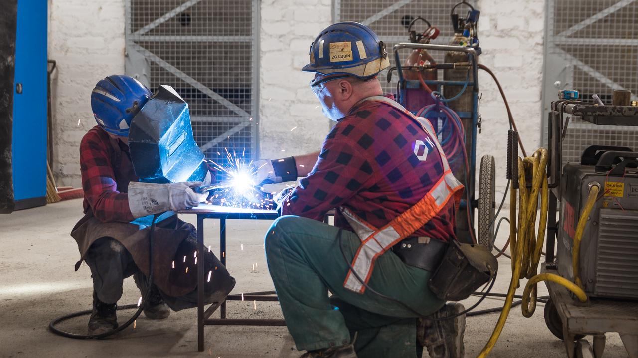 Najnowsze dane z przemysłu. "Pogłębiła się skala redukcji zatrudnienia"