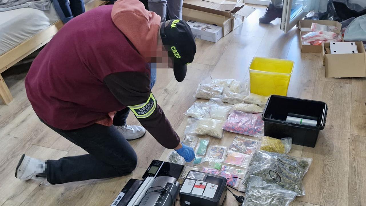 Wysyłali narkotyki przez automaty paczkowe