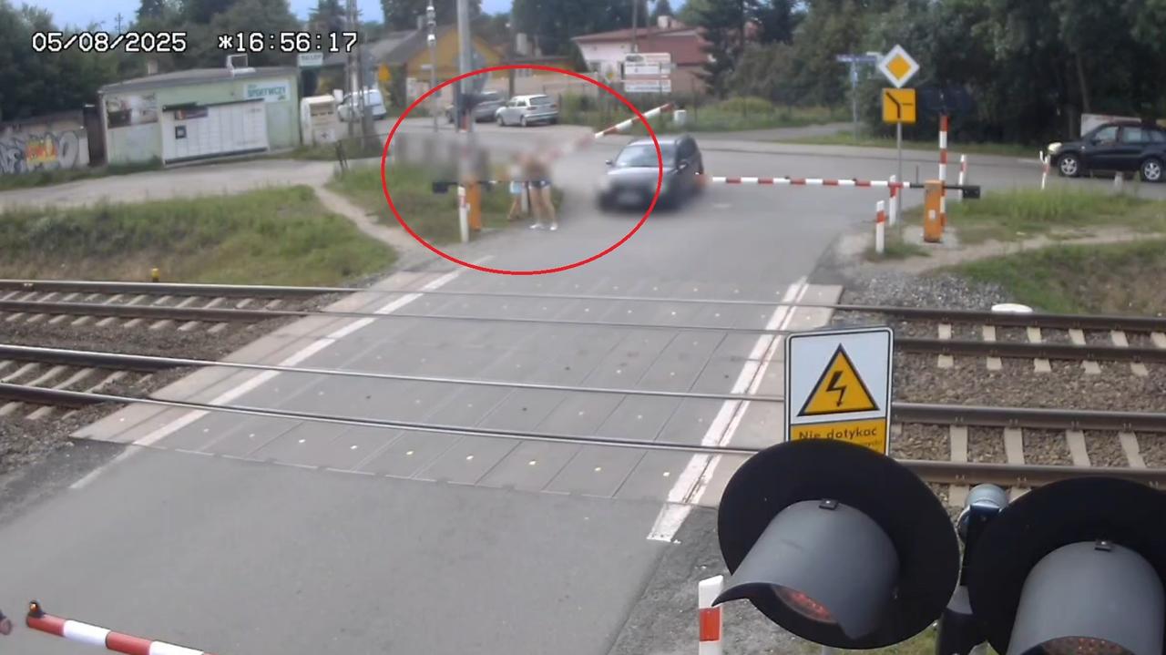 Utknęła na torach, szlaban podniosła córka. Nagranie