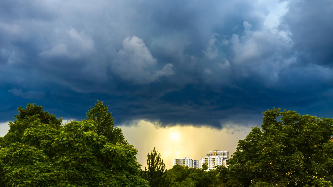 Burze, silny wiatr, ulewy. IMGW wydał ostrzeżenia