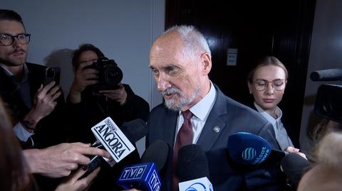 "Kłamstwo", "śmieszne rzeczy" i redaktorzy "Trybuny Ludu". Macierewicz odpowiada na zarzuty 