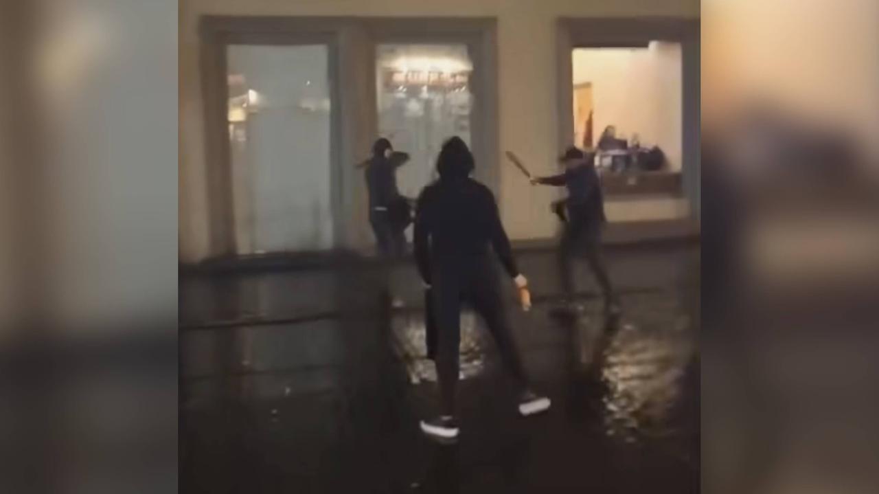 Walczyli maczetami i gazem w ścisłym centrum Krakowa. Zatrzymano sześć osób