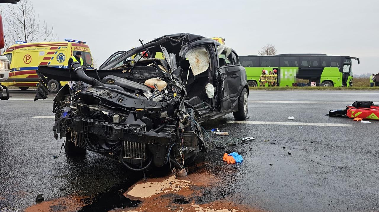 Zderzenie samochodu z autobusem. Sześć osób w szpitalu