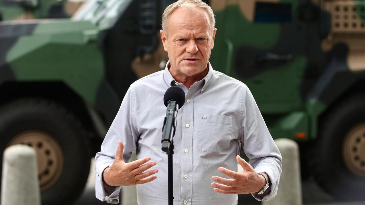 "With your head held high, not on your knees." What Tusk advised Nawrocki