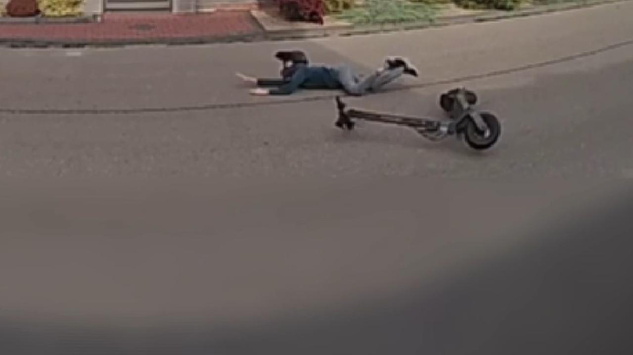 Pędził hulajnogą, nagle spadł i sunął po drodze. Nagranie