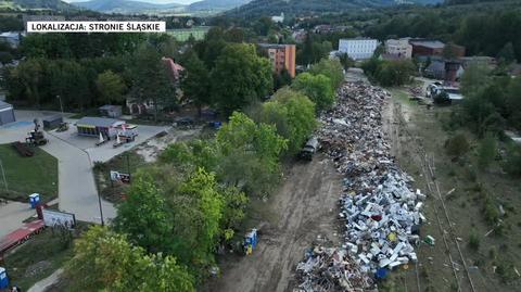 Zniszczenia po powodzi w Stroniu Śląskim. Straty wstępnie oszacowano na miliard złotych (25.09.2024)