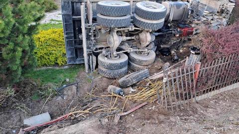 Stróża. Ciężarówka uderzyła w auto, które skręcało w lewo. Jedna osoba trafiła do szpitala