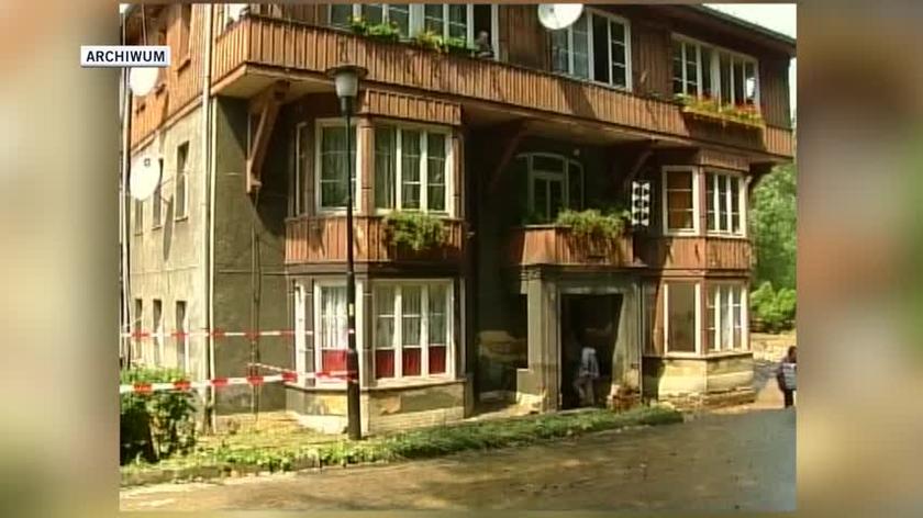 Powódź w Dusznikach Zdrój. W tym domu zginęły dwie osoby (materiał Faktów TVN z 24 lipca 1998)