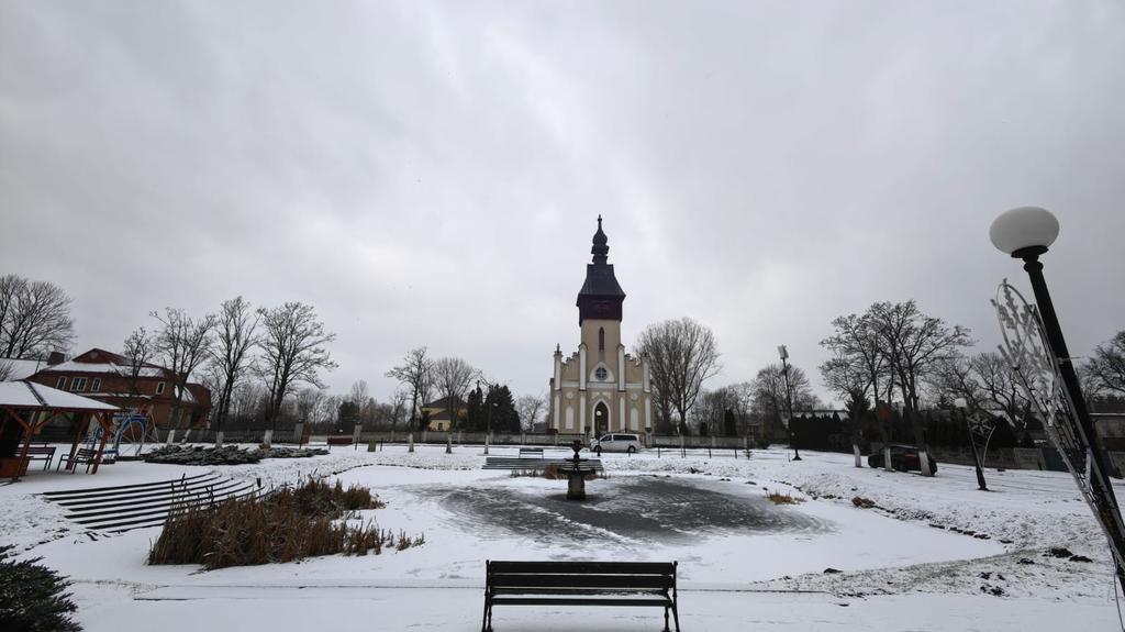 Kościół w Dąbrowicach bez krzyża