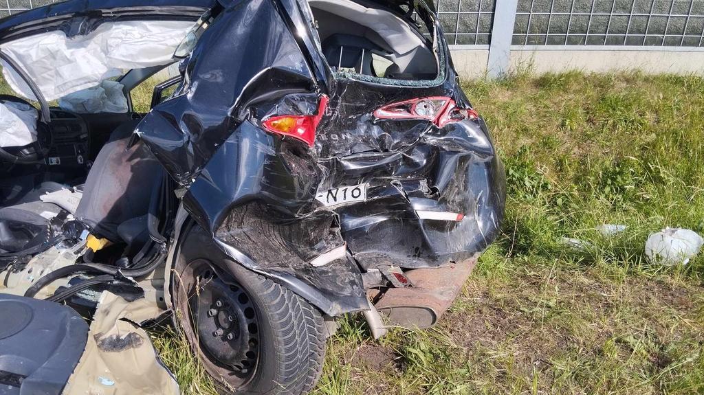 Zniszczone auto osobowe