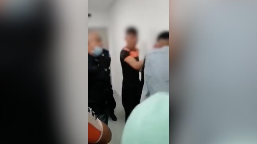 Włochy. Policjant nakazuje migrantom, żeby bili się nawzajem, jednego sam uderza w głowę