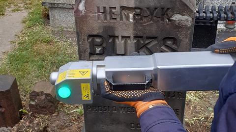 Biała Podlaska. Na cmentarzu parafialnym po raz pierwszy zastosowano metodę laserową do oczyszczania nagrobków. Technika robi wrażenie