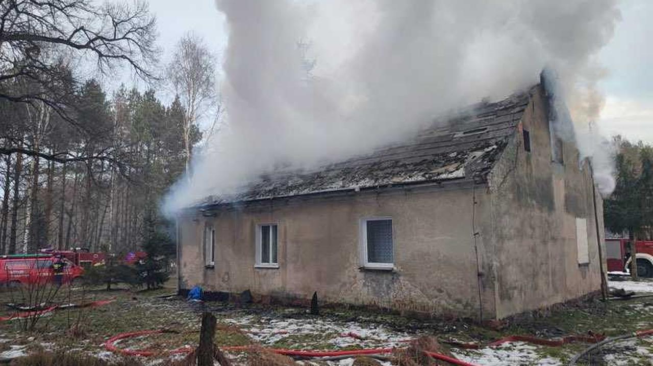 Pożar domu po wybuchu butli z gazem. Mężczyzna z poparzeniami twarzy