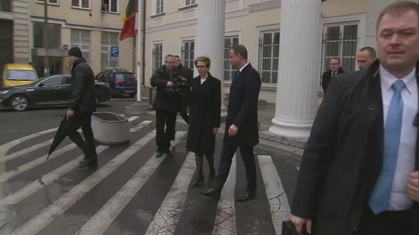 Prezydent Andrzej Duda złożył kwiaty przed ambasadą Belgii