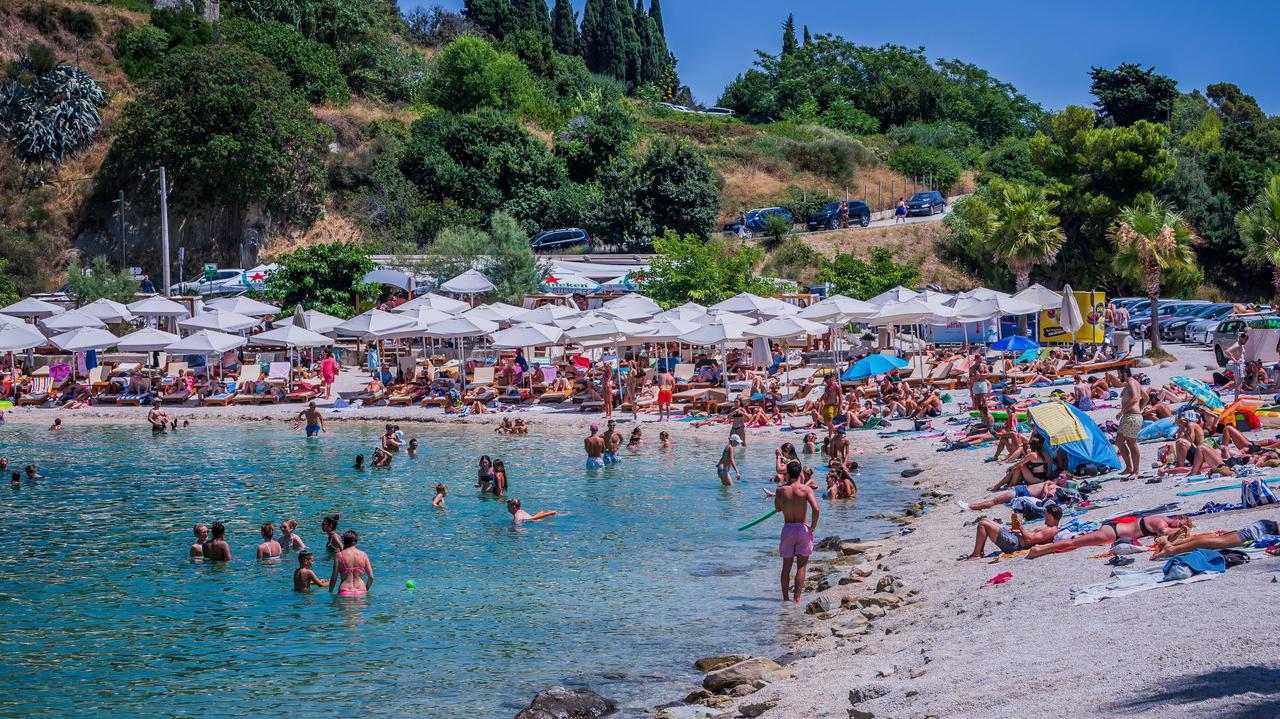 Croatian police warn tourists about thefts on beaches