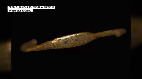 Złoty pierścionek znaleziony podczas prac archeologicznych