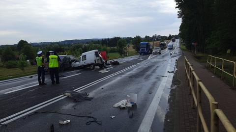Śmiertelny wypadek w Ćmielowie pod Kielcami. Zderzyły się trzy auta i ciężarówka