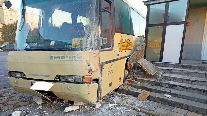 Autobus uderzył w budynek w Gnieźnie