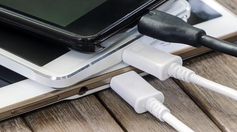 Ładowanie telefonu pod poduszką może spowodować przegrzanie baterii i pożar