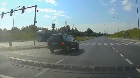 Poznań, Hlonda: Rowerzysta wjechał przed nadjeżdżające auto