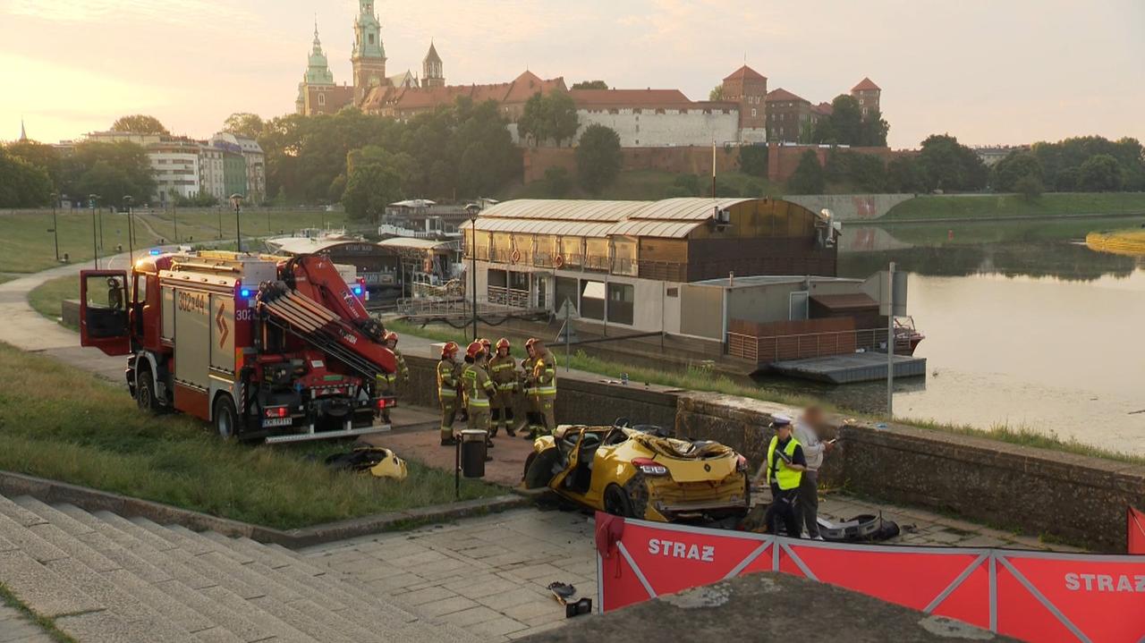 Cracovia.  Accident – autoturism răsturnat pe podul Dębnicki, victime