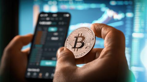 Day trader kupuje i sprzedaje kryptowalutę Bitcoin