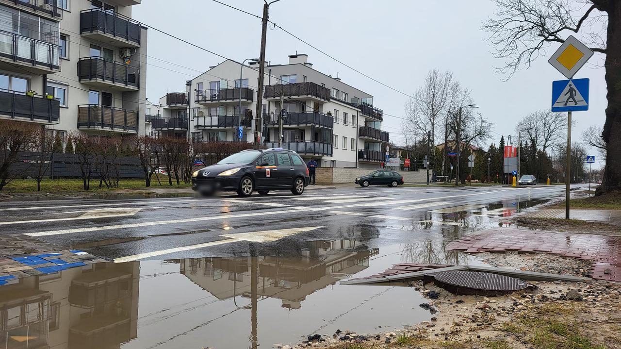 Białołęcka po deszczu zmienia się w rozlewisko. Co z remontem?