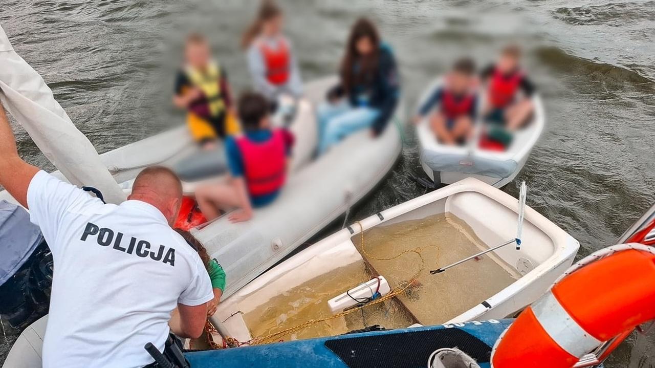 Silny wiatr przewrócił żaglówki z dziećmi na jeziorze